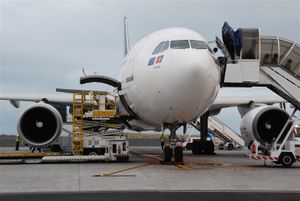 주기 중인 A310-300. 계단차가 연결되어 있으며, 전방 하부 화물칸 문이 열려 있다.
