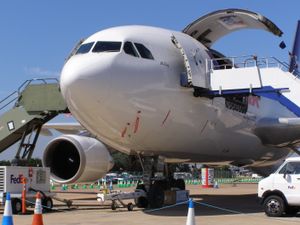 좌현 앞쪽에 설치된 메인 데크 화물 문을 위로 열고 있는 A310F를 좌측 앞에서 본 사진.