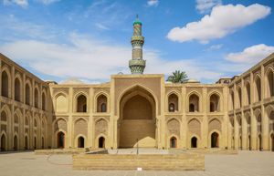 바그다드의 알무스탄시리야 마드라사(Madrasa al-Mustansiriyya). 1227년에 설립되었으며, 오늘날 남아있는 몇 안 되는 압바스 칼리파 시대 마드라사 중 하나이다