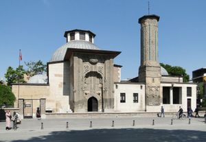 인제 미나레 메드레세(Ince Minaret Medrese)(13세기)는 현재 코냐(Konya)에 있는 석재 및 목재 예술 박물관을 수용하고 있다.
