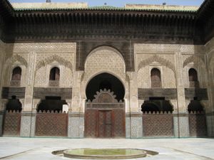 페스에 있는 부 이나니아 마드라사의 안뜰