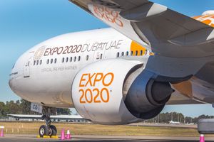 2020년 엑스포 오렌지색으로 칠해진 에미레이트 항공의 보잉 777-300ER.