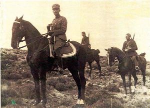 1922년 소아시아에서 말을 탄 니콜라오스 플라스티라스와 두 명의 에브조네스.