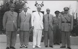 니콜라오스 플라스티라스와 게오르기오스 파판드레우 및 헌병대 장교들, 1950년.