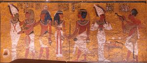 투탕카멘 매장실 북쪽 벽의 장면. 왼편에는 투탕카멘이 그의 카(영혼의 한 측면)의 뒤를 따라 오시리스를 끌어안고 있다.