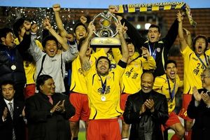 정성룡이 동료들과 함께 성남 일화 천마의 2010년 AFC 챔피언스 리그 우승을 축하하고 있다.