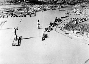 진주만의 전함 열 모형. 이 이미지는 츠부라야 에이지의 뛰어난 특수 효과를 특징으로 하는 후기 일본 선전 영화를 위해 재현되었습니다.