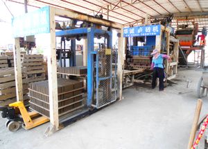 중국 하이난성 귀린양 마을의 콘크리트 벽돌 생산 라인. 이 공정에서는 약 30초마다 42개의 벽돌이 들어 있는 팔레트를 생산한다.