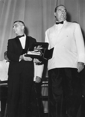 1959년 로베르토 로셀리니(Roberto Rossellini)와 마리오 모니첼리(Mario Monicelli)가 각각 《장군의 분노》(General Della Rovere)와 《대전쟁》(The Great War)으로 황금사자상을 수상한 모습.