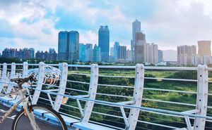 첨단 스타 라이트 레일역(Cianjhen Star light rail station)에서 바라본 가오슝의 스카이라인