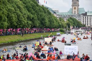 함부르크 시청(Hamburg City Hall) 근처, 함부르크의 비넨알스터(Binnenalster)에서 열린 평화적인 배 시위 (7월 2일)