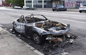 폭동 첫날 밤 이후 불탄 BMW 차량