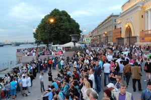 현지 시간 23:30에 찍은 상트페테르부르크의 네바 강 둑
