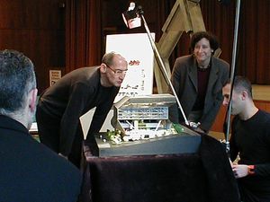 2005년 렘 콜하스가 시애틀 중앙 도서관 모형을 검토하는 모습