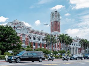 병원에서 총통부 앞을 거쳐 화장장으로 향하는 차량 행렬 (2020년 8월 14일)