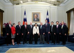 차이잉원 총통(사진 중앙)이 존 매케인(John McCain)이 이끄는 미국 상원 의원단과 만나는 모습, 2016년 6월 5일