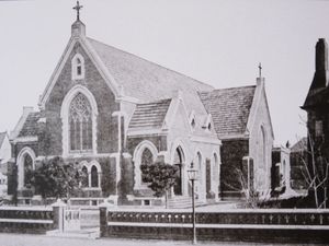 쓰키지(Tsukiji)의 성 삼위일체 대성당(Holy Trinity Cathedral), 1894년 지진 후 대학의 임시 자리