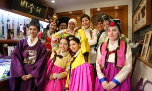 한복과 면복을 체험하는 외국인
