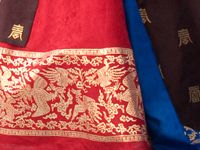 금박이 놓인 한복의 치마폭