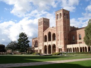 UCLA 로이스 홀