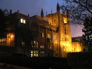 학생회관인 컬커프(Kerckhoff) 홀의 야경.