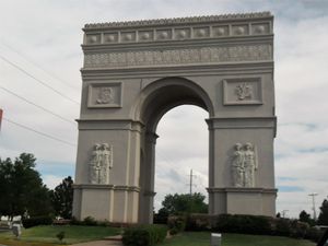 고급 주택단지 캄포스 엘리세오스 입구에 있는 개선문 복제품. 배경에는 안헬레스 병원이 보인다.