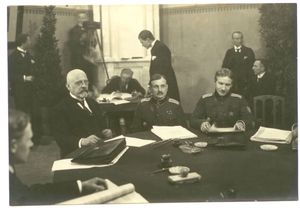 타르투 조약 협상 당시 에스토니아 대표단 (왼쪽부터): 얀 포스카, 얀 소오츠, 빅토르 무트.