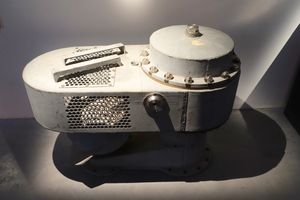 스웨덴 해군이 처음 사용한(1942년, 네프툰(Neptun)함과 나켄(Nacken)함에 사용) 스노클 마스트의 머리 부분. 카를스크뢰나(Karlskrona) 해군 박물관 소장. 독일 21형 잠수함 U-3503호에서 가져온 것으로 1945년 5월 8일 예테보리(Gothenburg) 앞바다에 자침되었으나 스웨덴 해군에 의해 인양되어 미래 스웨덴 잠수함 설계 개선을 위해 세심하게 연구되었다.