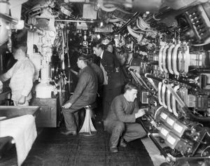 영국 E급 잠수함 내부. 장교가 1914년에서 1918년 사이에 잠항 작전을 감독하고 있다.