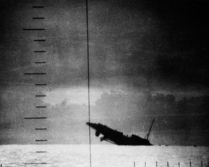 잠망경에서 촬영된, 미 해군 잠수함 시울프(Seawolf)의 어뢰 공격을 받고 침몰하는 일본 제39호 초계정(蓼). 효과적인 대잠 센서/무기가 없다면, 수상함은 잠수함에게 있어 단순한 '먹잇감'일 뿐이다.