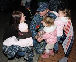 가족과의 재회를 기뻐하는 미국 핵잠수함 "미시건" 골드 승조원