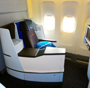 KLM 보잉 747-400 항공기의 기존 개조된 월드 비즈니스 클래스 좌석