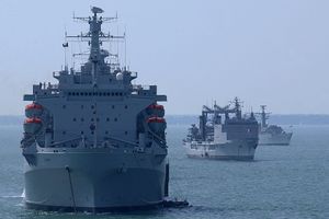  (좌측), 함대의 항공 훈련 및 병원선