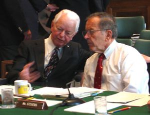 2003년 테드 스티븐스 상원의원과 함께 있는 버드