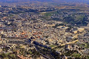 구도시(예루살렘)는 유대교, 기독교, 이슬람교 등 세 가지 주요 아브라함계 종교의 중요한 종교적 장소들이 있는 곳이다.