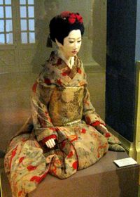 오쓰 사건에 대한 사과의 의미로 메이지 천황의 의뢰로 제작되어 선물된 인형(生人形)(쿤스트카메라(クンストカメラ) 소장)
