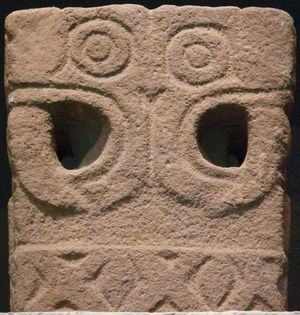 나우아족은 아즈텍 제사 제단인 테치카틀을 제사 포장과 우에이 테오칼리 남쪽의 안뜰에 설치했다.