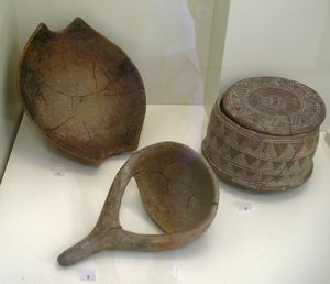 포크 손잡이가 달린 그릇, 토기. 크노소스, 초기 신석기 시대, 기원전 6500~5800년. 후기 시대의 국자와 세 발 달린 용기도 포함됨