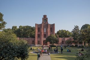 즈장 캠퍼스의 종탑. 1930년대 이 캠퍼스에서 공부한 아들을 둔 스량차이(史量才, Shi Liangcai)가 기증했다. 현재 인문사회과학 고등연구소가 자리 잡고 있다.