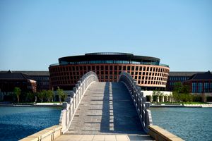 하이닝 캠퍼스 중앙의 추시 강당(Qiushi Auditorium).
