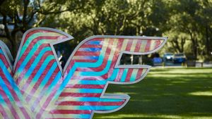 2017년 위취안(Yuquan) 캠퍼스에서 열린 저장대학교 120주년 기념식에서 설치 예술 작품으로 전시된 구시응(求是鷹, Qiushi eagle)