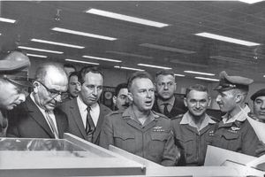 1964년 시몬 페레스(Shimon Peres), 이츠하크 라빈(Yitzak Rabin), 레비 에쉬콜(Levi Eshkol)