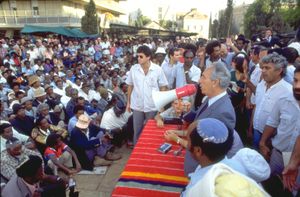 1985년 10월 2일, 시몬 페레스 총리가 에티오피아계 유대인 이민자들 앞에서 연설하는 모습.