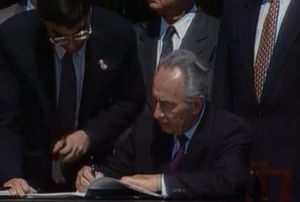 1993년 9월 13일 오슬로 1차 협정에 서명하는 페레스