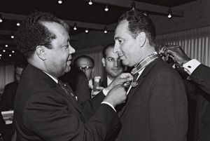 이스라엘을 방문한 토고의 니콜라 그뤼니츠키 대통령이 페레스에게 모노 훈장을 수여하는 모습 (1964년)