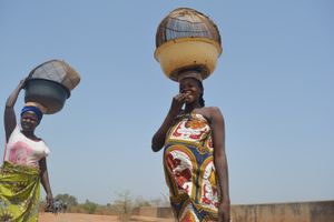  임신한 여성과 동료가 어업 후 돌아오는 모습, 구라라 강 다리, 카치아, 나이지리아.