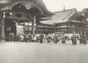 메이지 궁전 앞에서 소달구지가 출발하는 모습