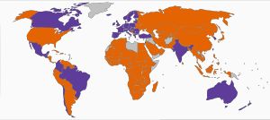 화장품 동물 실험에 대한 전 세계 법률 현황. 보라색 계열은 금지, 주황색 계열은 허용 또는 일부 허용, 회색은 정보 없음.