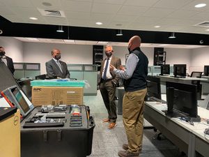 2021년 토미 터버빌 상원의원의 국립 컴퓨터 포렌식 연구소(Hoover, Alabama) 방문