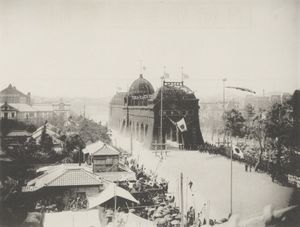 도쿄 히비야에 세워진 청일전쟁 승전 기념 개선문 (1895년). 일본의 군사적 성공과 국가적 자부심을 상징한다.